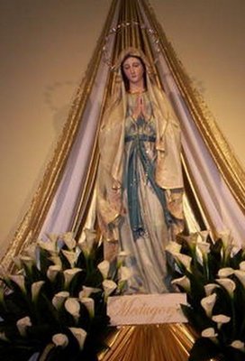 Mária szobra a templomban